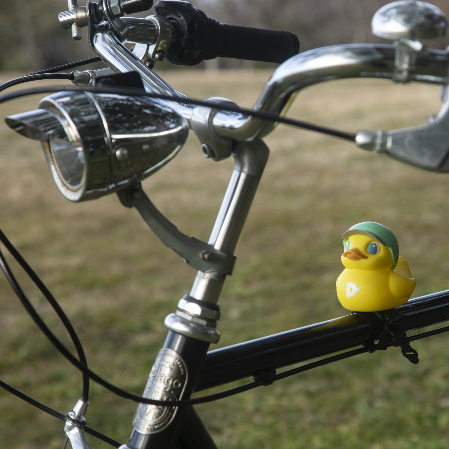自転車ハンドルに装着したダッくんダック